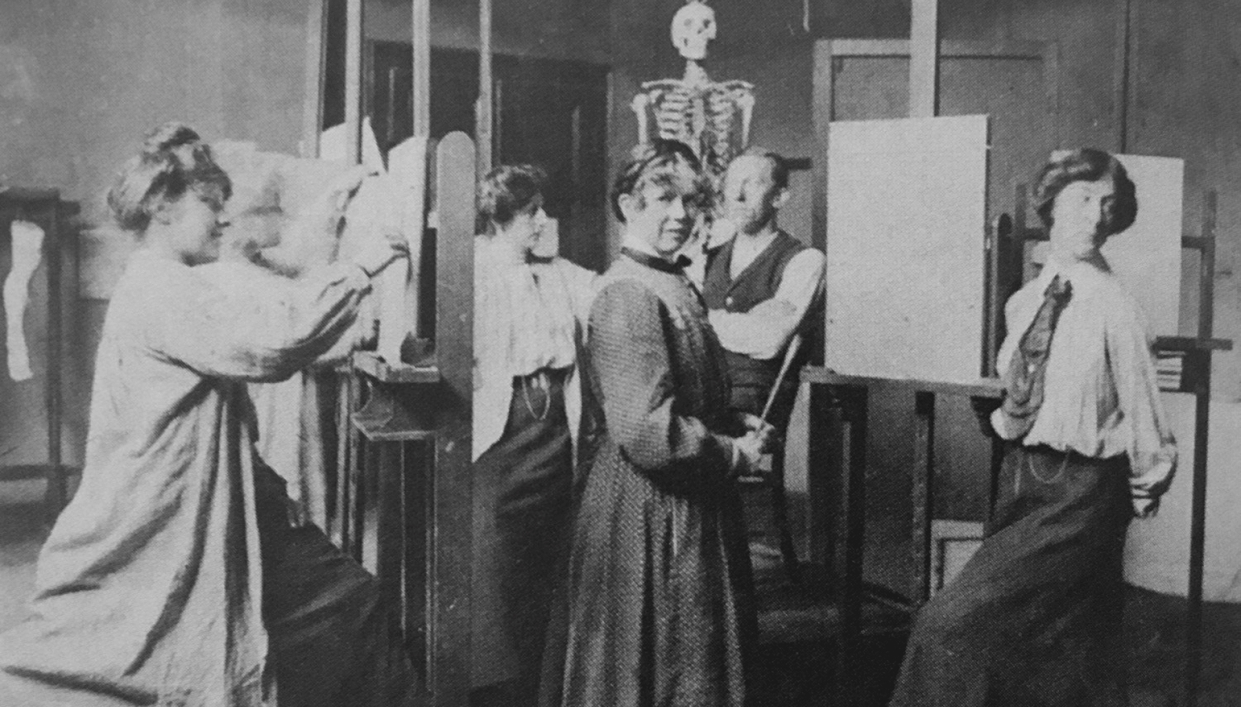 Historical photograph of students at Académie de La Palette in Montparnasse, Paris, where Sonia Delaunay briefly studied in 1905 before pursuing independent artistic exploration.