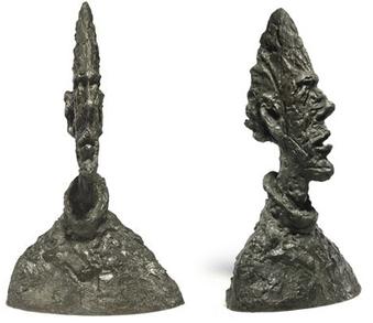 La escultura de bronce de Alberto Giacometti "Grande tête mince" (1955), mostrada desde las vistas frontal y lateral en nuestro mercado de arte semanal. | Casa de subastas Aurora & Athena La escultura de bronce de Alberto Giacometti "Grande tête mince" (1955), mostrada de frente y de perfil en nuestro semanario sobre el mercado del arte.