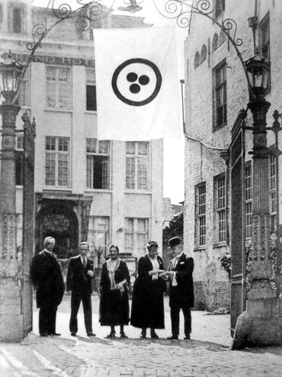 Roerich Pact conference in Bruges with Banner of Peace – symbol of Nicholas Roerich’s mission to protect cultural heritage through Russian art of the 20th century | Aurora & Athena Auction House Roerich Pact conference in Bruges with Banner of Peace – symbol of Nicholas Roerich’s mission to protect cultural heritage through Russian art of the 20th century