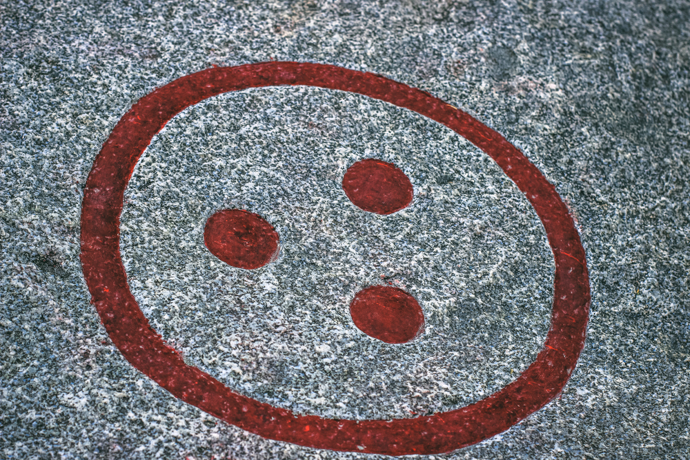 Bandera de la Paz, emblema del Pacto Roerich y de la misión de preservación cultural de Roerich.