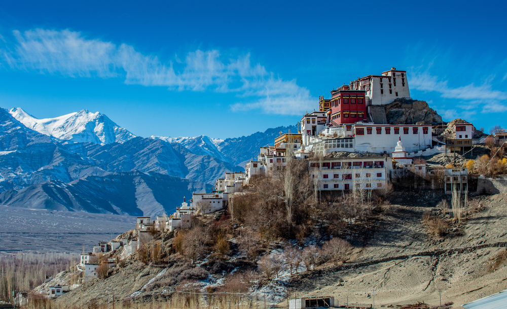 Monasterio tibetano en el Himalaya, que evoca los paisajes y temas espirituales de la Expedición a Asia Central de Nicholas Roerich.