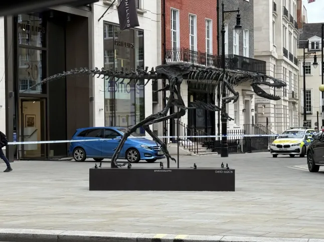 Attempted heist scene at Phillips Auction House in London, May 2025 | Aurora & Athena Auction House Attempted heist scene at Phillips Auction House in London, May 2025