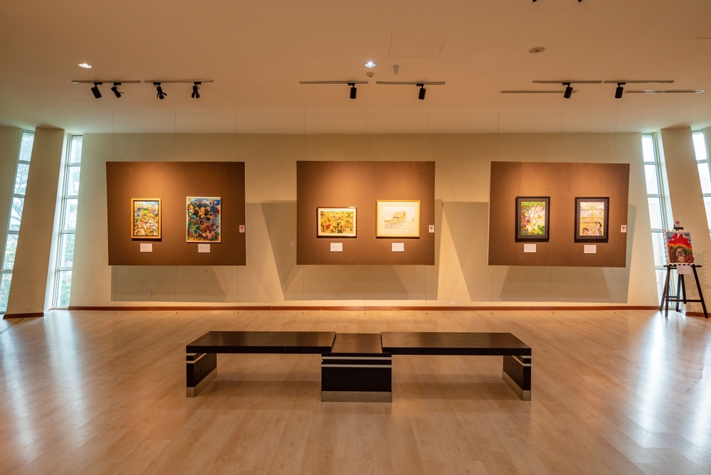 Global Art News Weekly – empty gallery scene symbolizing the 43% drop in auction sales in May 2025 | Aurora & Athena Auction House Global Art News Weekly – empty gallery scene symbolizing the 43% drop in auction sales in May 2025