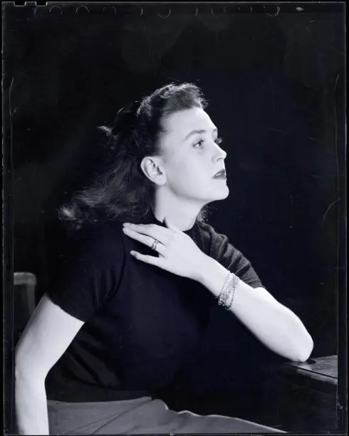 Fotografía de retrato de estudio de juventud en blanco y negro de Bridget Tichenor, pintora surrealista | Aurora y Atenea Bridget Tichenor Surrealist Painter young studio portrait photography in black and white