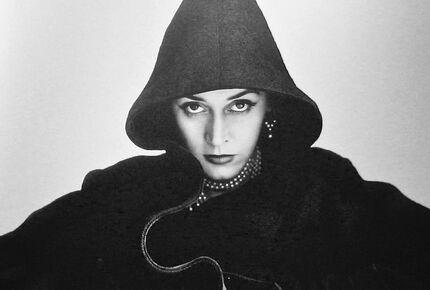 Retrato de Bridget Tichenor, pintora surrealista, con una capa con capucha dramática y collar de perlas | Aurora y Atenea Bridget Tichenor Surrealist Painter portrait in dramatic hooded cloak with pearl necklace
